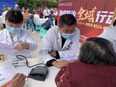 腫瘤防治，全域行動(dòng)——重慶全域腫瘤醫(yī)院“腫瘤防治宣傳周”第三場(chǎng)義診龍都廣場(chǎng)啟動(dòng)